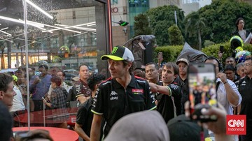 Sorotan Dunia Olahraga CNN Sport : FOTO: Valentino Rossi Hebohkan Fans di Jakarta
