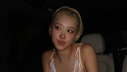img-title Rose BLACKPINK Tampil Beda dari Artis Lain, Stylist Banjir Hujatan