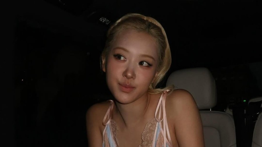 Rose Blackpink Rose Blackpink menghadiri fashion show Saint Laurent.