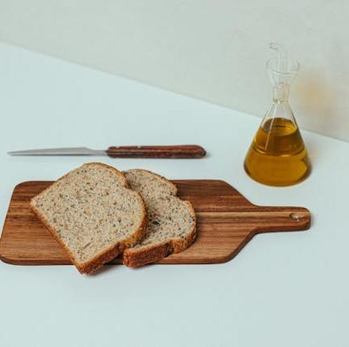 Roti dari gandum utuh (bukan tepung putih) adalah sumber karbo kompleks yang lebih sehat dan lebih mengenyangkan dibanding roti biasa. Sehingga roti gandum utuh bisa jadi menu diet kamu.