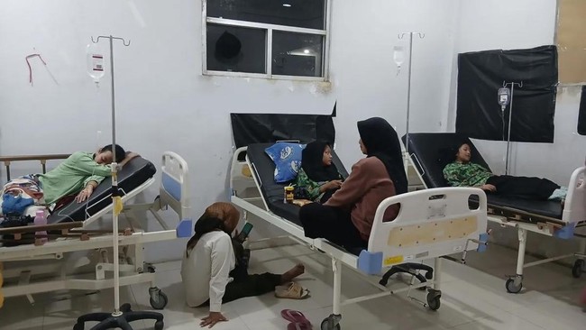 Puluhan siswa di Kadungora, Garut, diduga keracunan makanan dari program Makan Bergizi Gratis, Selasa (30/9).