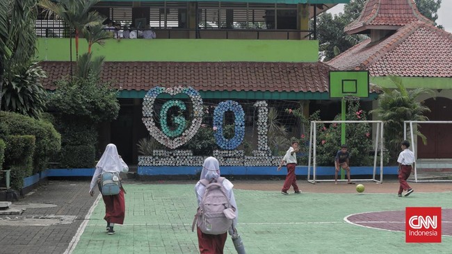 Polisi menyelidiki kasus keracunan 20 siswa SDN 01 Gedong setelah mengonsumsi Makan Bergizi Gratis. Sampel makanan diambil untuk analisis lebih lanjut.