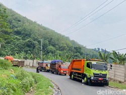 Perjuangan Sopir Terpaksa Nginap Demi Bisa Buang Sampah ke TPA Sarimukti