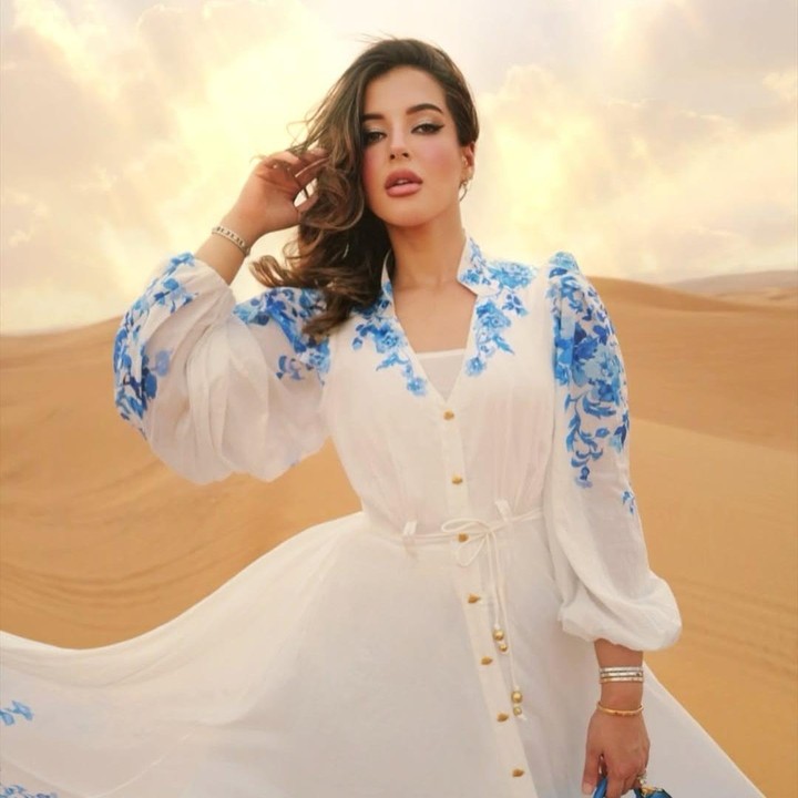 <p>Di foto lainnya, Tasya memamerkan gaya anggun saat mengenakan dres putih dengan motif bunga berwarna biru. Foto ini diambil saat Tasya berada tempat wisata padang pasir Dubai yang bernama Dubai Desert Safari. (Foto: Instagram @tasyafarasya)</p>