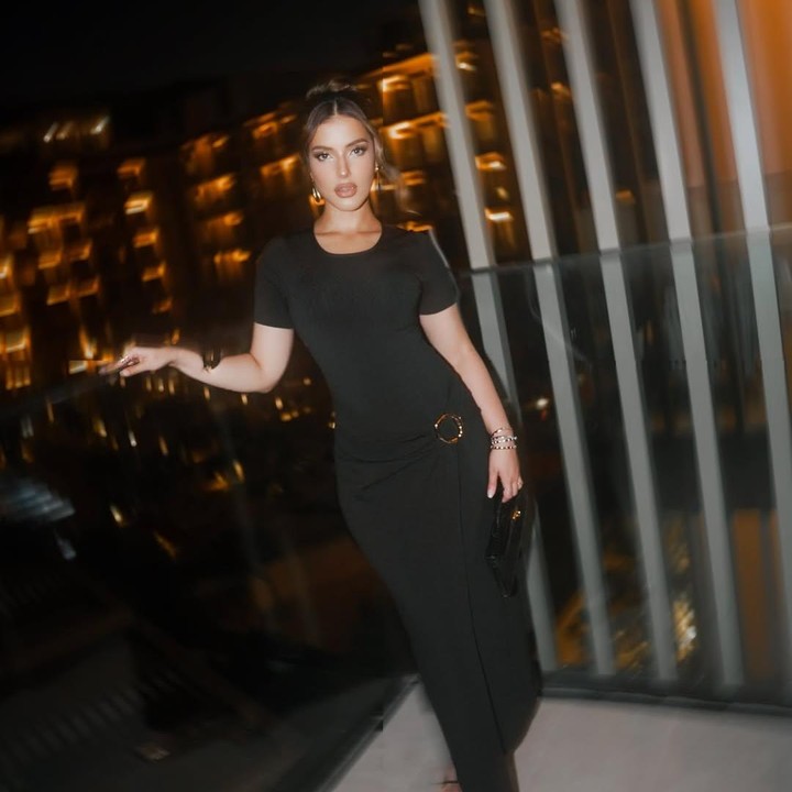 <p>Dalam salah satu foto yang diunggah, Tasya memamerkan gayanya yang elegan saat mengenakan setelan kaus dan celana hitam. Bunda dua anak ini melengkapi unggahannya dengan <em>caption</em> yang tak biasa. "King tasya era," tulisnya. (Foto: Instagram @tasyafarasya)</p>
