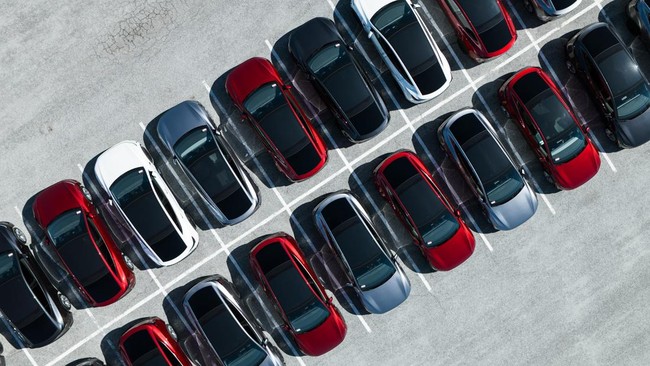 Tesla tak lagi jadi penjual mobil listrik terbesar di dunia. Posisinya disalip oleh produsen mobil listrik asal China, BYD.