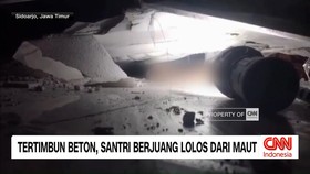 VIDEO: Tertimbun Beton, Santri Berjuang Lolos dari Maut