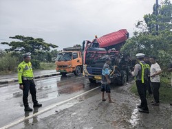 Truk Tabrak Bus di Lamongan gegara Pecah Ban, Begini Kondisi Penumpang