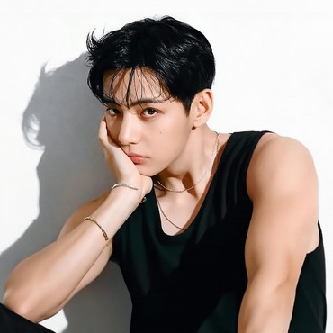 V BTS Catat Rekor Sebagai Idol dengan Pendapatan Tertinggi di Paris Fashion Week