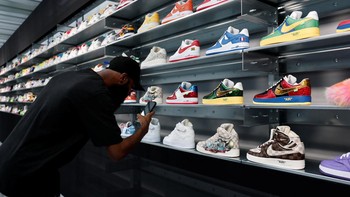 FOTO: Mengenang Virgil Abloh Lewat Pameran 'The Codes'