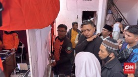 Harap Cemas Keluarga Santri Menunggu Evakuasi Korban Musala Ambruk