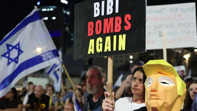 Warga Israel demo di luar kantor Kedutaan Besar AS di Tel Aviv tuntut Trump untuk desak Netanyahu setuju setop perang di Gaza.
