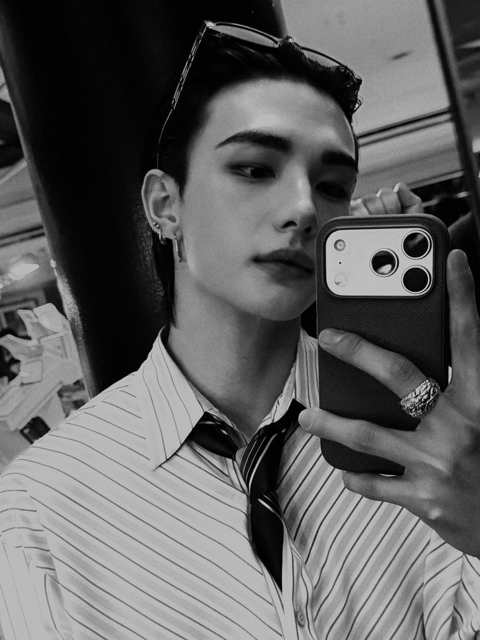 Ya, sederet potret dirinya bernuansa hitam putih yang diunggah ke akun Instagram pribadi pemilik zodiak Pisces itu beberapa waktu lalu dinilai semakin membuat aura bintangnya di Versace SS26 show lebih bersinar./ Foto: instagram.com/hynjinnnn