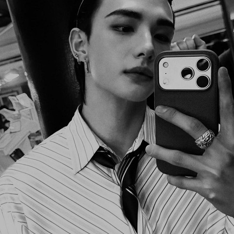 Aura Bintang Hyunjin Stray Kids Makin Bersinar di Versace Spring