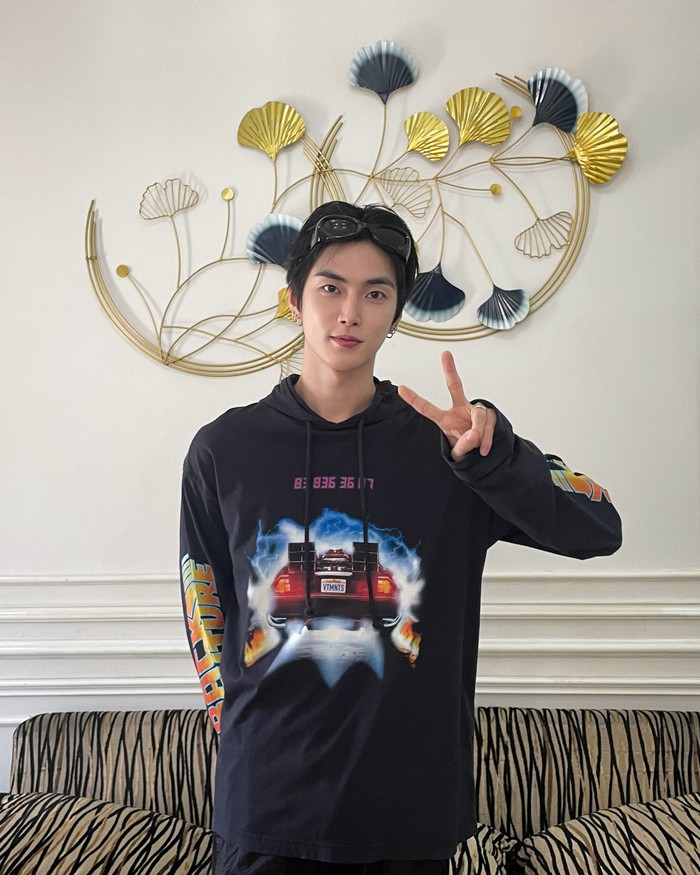 Ya, tak disangka-sangka, mantan anggota RIIZE yang dulu dikenal dengan nama panggung Seunghan itu tiba-tiba muncul sebagai bintang tamu spesial sinetron Indonesia satu ini pada Minggu, (28/9/2025)./ Foto: x.com/XngHan_official