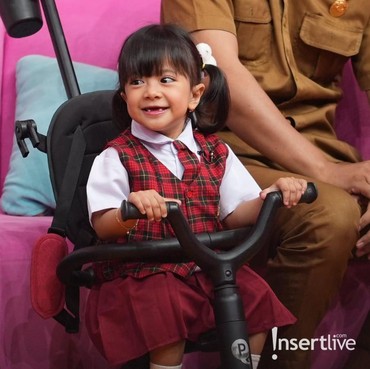 7 Momen Haru Zehan Almira Bocah yang Mengidap Penyakit Langka Dipeluk Host Brownies