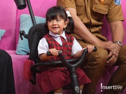 7 Momen Haru Zehan Almira Bocah yang Mengidap Penyakit Langka Dipeluk Host Brownies