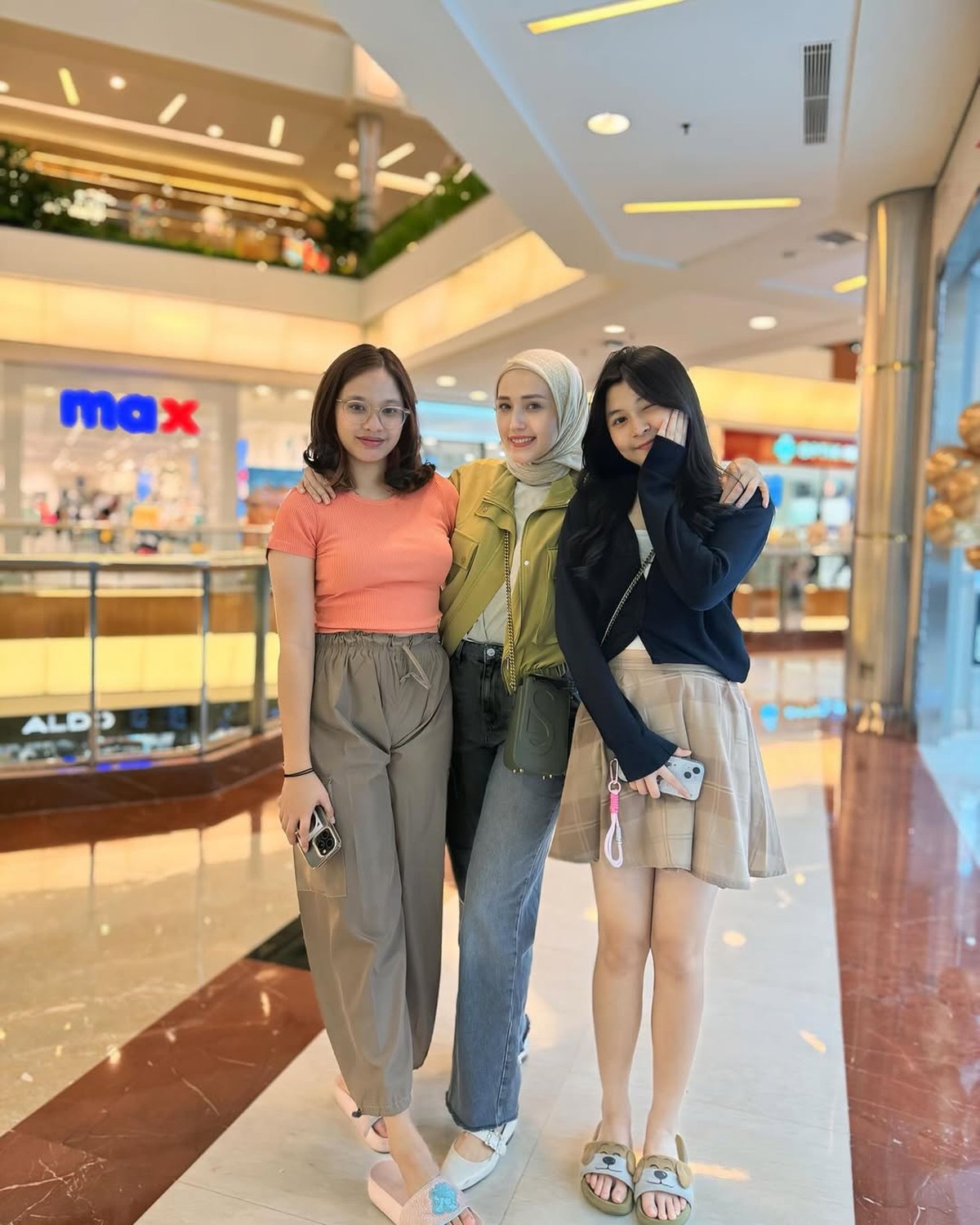 Adelia Pasha & Anak-anak Okie Agustina