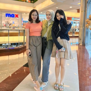 Ibu-Anak Sambung bak Kandung, 7 Potret Kedekatan Adelia Pasha bareng Anak Okie Agustina