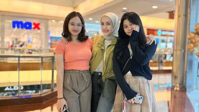 Ibu-Anak Sejati: 7 Momen Kedekatan Adelia Pasha dan Okie Agustina