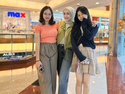 Ibu-Anak Sambung bak Kandung, 7 Potret Kedekatan Adelia Pasha bareng Anak Okie Agustina