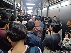 Penumpang TransJ Menumpuk di Halte Tegal Mampang, Ini Penyebabnya