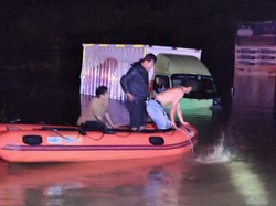 Mobil Boks Terjebak Banjir di Jalan OKU Selatan