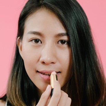Lip Balm Bikin Bibir Kering? Ini Fakta dan Cara Menghindarinya