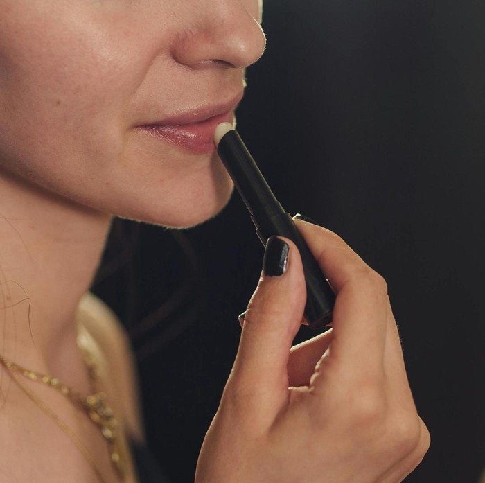 Ada satu cara sederhana yang bisa dilakukan untuk membuat bibir tetap lembap sepanjang hari. Cara itu adalah memilih lip balm dengan bahan yang efektif seperti shea butter dan jojoba oil.