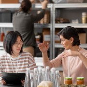 5 Ciri Perempuan Cuek tapi Diam-Diam Peduli, Jangan Salah Paham Lagi!