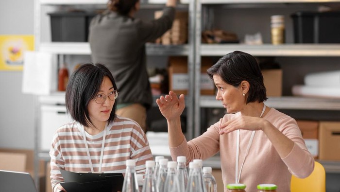 5 Ciri Perempuan Cuek tapi Diam-Diam Peduli, Jangan Salah Paham Lagi!