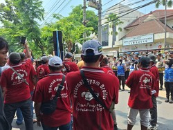 Peternak Ayam Demo DPRD Lamongan gegara Disidak Tanpa Surat Tugas