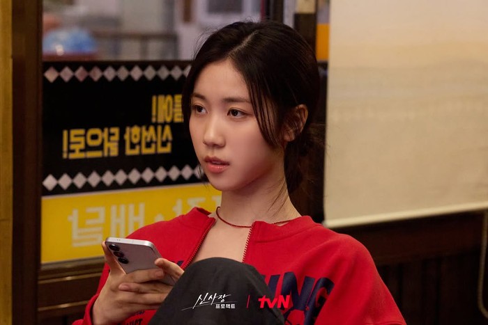 Dengan insting tajam dan pemikiran cepat dalam menyelesaikan tugas, Si On menjadi member andalan tim Mr. Shin. Untuk Beauties yang ingin menyaksikan penampilan terbaru Lee Re, tonton drama Shin’s Project melalui Vidio./ Foto: instagram.com/tvn_drama