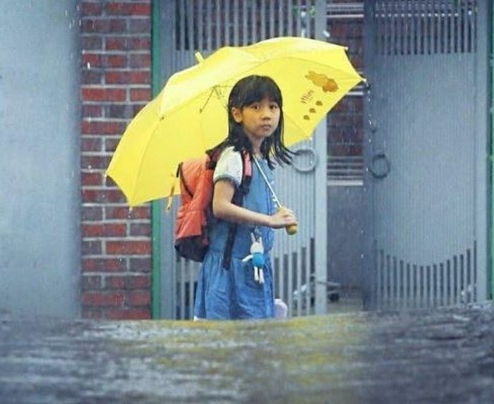 Di usia tujuh tahun, nama Lee Re mulai dikenal publik setelah membintangi film HOPE (2013). Berkat akting memukaunya yang mengundang emosional penonton, ia berhasil membawa penghargaan di Beijing International Film Festival./ Foto: imdb.com