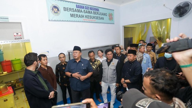 Cucun menyebut, setiap dapur SPPG perlu dibekali alat uji pangan dan wajib melakukan tes organoleptik, di dapur maupun di sekolah sebelum makanan diberikan.