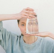 Cuci Muka Menggunakan Air Kemasan, Benarkah Lebih Baik Dibanding Air Biasa?