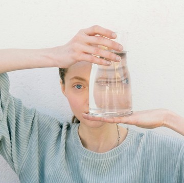 Cuci Muka Menggunakan Air Kemasan, Benarkah Lebih Baik Dibanding Air Biasa?