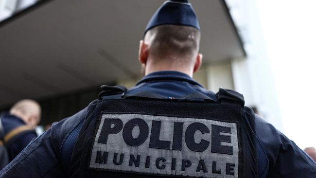 A French municipal police officer takes part in a rally in support of a fellow colleague who was assaulted a week ago, outside Tourcoing's police headquarters in Tourcoing, on September 19, 2025. On September 12, a police officer from the Tourcoing a