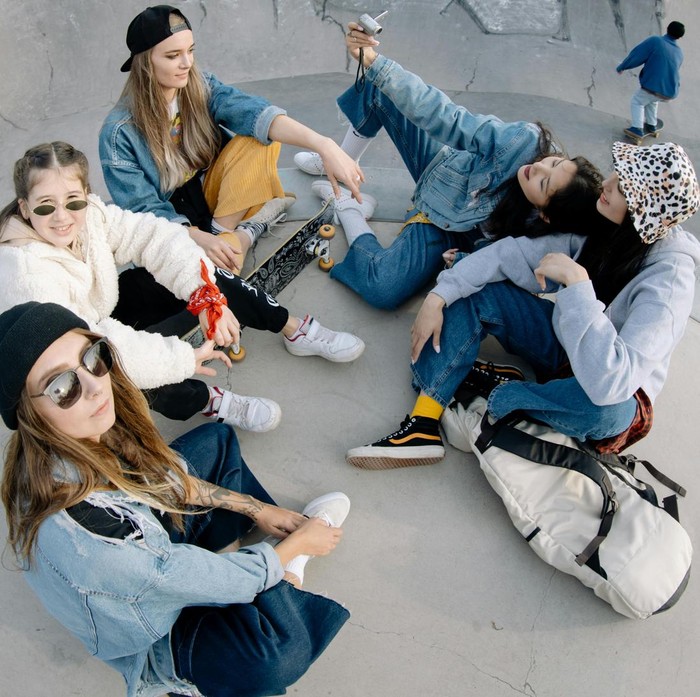 Bergabung dengan komunitas yang sesuai minat dapat menghilangkan perasaan sepi dalam dirimu. Sebab, aktivitas ini dapat membuatmu merasa diterima apa adanya.