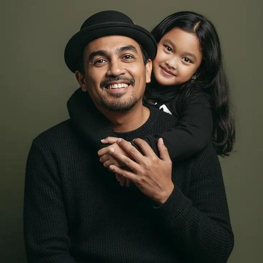 Rayakan Ultah Glenn Fredly, 7 Potret Haru Gewa Akhirnya Bisa Foto Bareng Mendiang Ayah