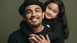Rayakan Ultah Glenn Fredly, 7 Potret Haru Gewa Akhirnya Bisa Foto Bareng Mendiang Ayah