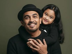 Rayakan Ultah Glenn Fredly, 7 Potret Haru Gewa Akhirnya Bisa Foto Bareng Mendiang Ayah