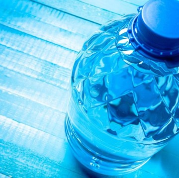 Mitos atau Fakta, Benarkah Mandi Pakai Air Galon Bikin Kulit Lebih Sehat?