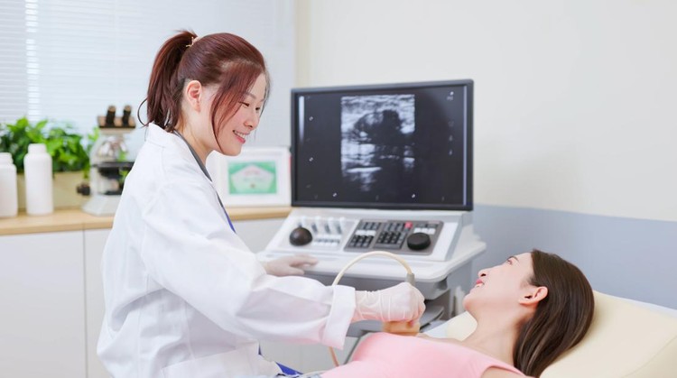 Ilustrasi payudara asian doctor using ultrasound scanner performing examination of breast for her patient - cancer awareness feminine health medical concept