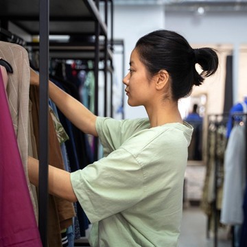 Menurut Ilmu Psikologi, 4 Warna Baju Ini Menunjukkan Seseorang yang Tidak Percaya Diri