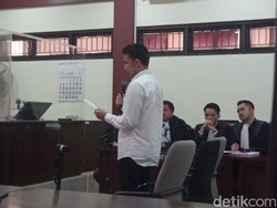 Jonathan Frizzy Menangis Bacakan Pledoi atas Kasus Vape