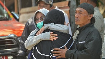 FOTO: Cemas Keluarga Korban Ambruknya Bangunan Ponpes Sidoarjo