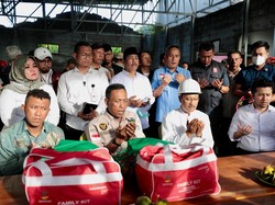 Gus Ipul Doa Bersama Keluarga Korban di Dapur Umum Ponpes Al-Khoziny