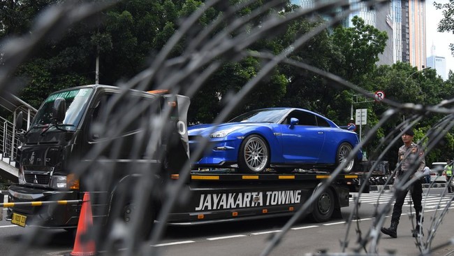 KPK mengungkapkan mobil-mobil tersebut digunakan untuk kebutuhan yang mendesak sehingga para pejabat Bea Cukai itu tidak harus mengambil uang ke safe house.