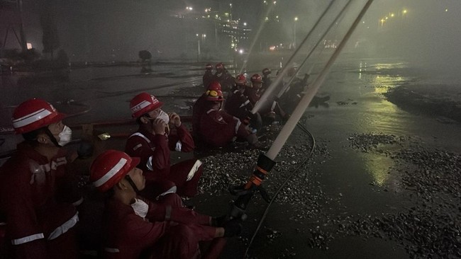 Kebakaran terjadi di kilang minyak PT Pertamina Refinery Unit (RU) II Dumai, Riau, Rabu (1/10) malam.